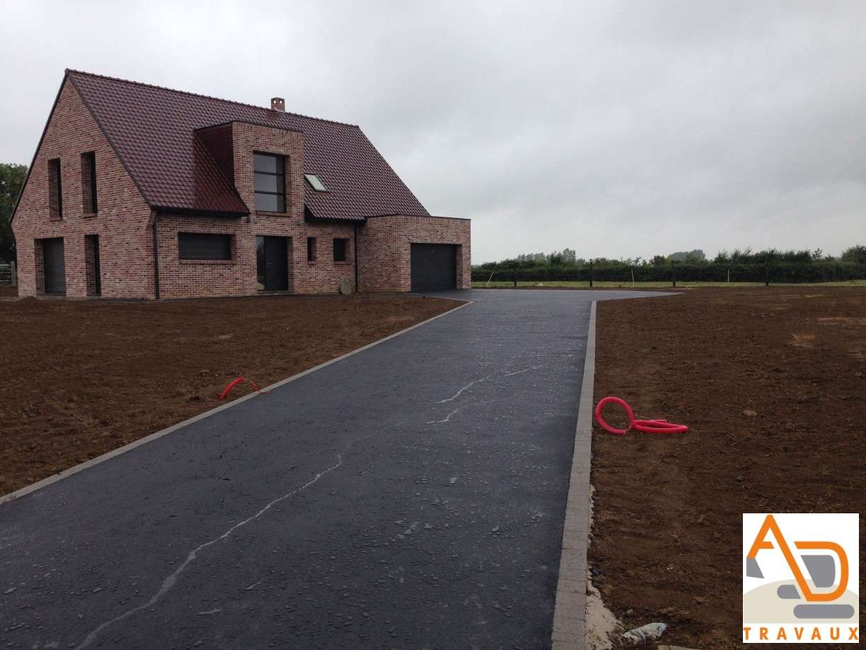 Pose d’enrobés / macadam / bitume à Illies (Nord)