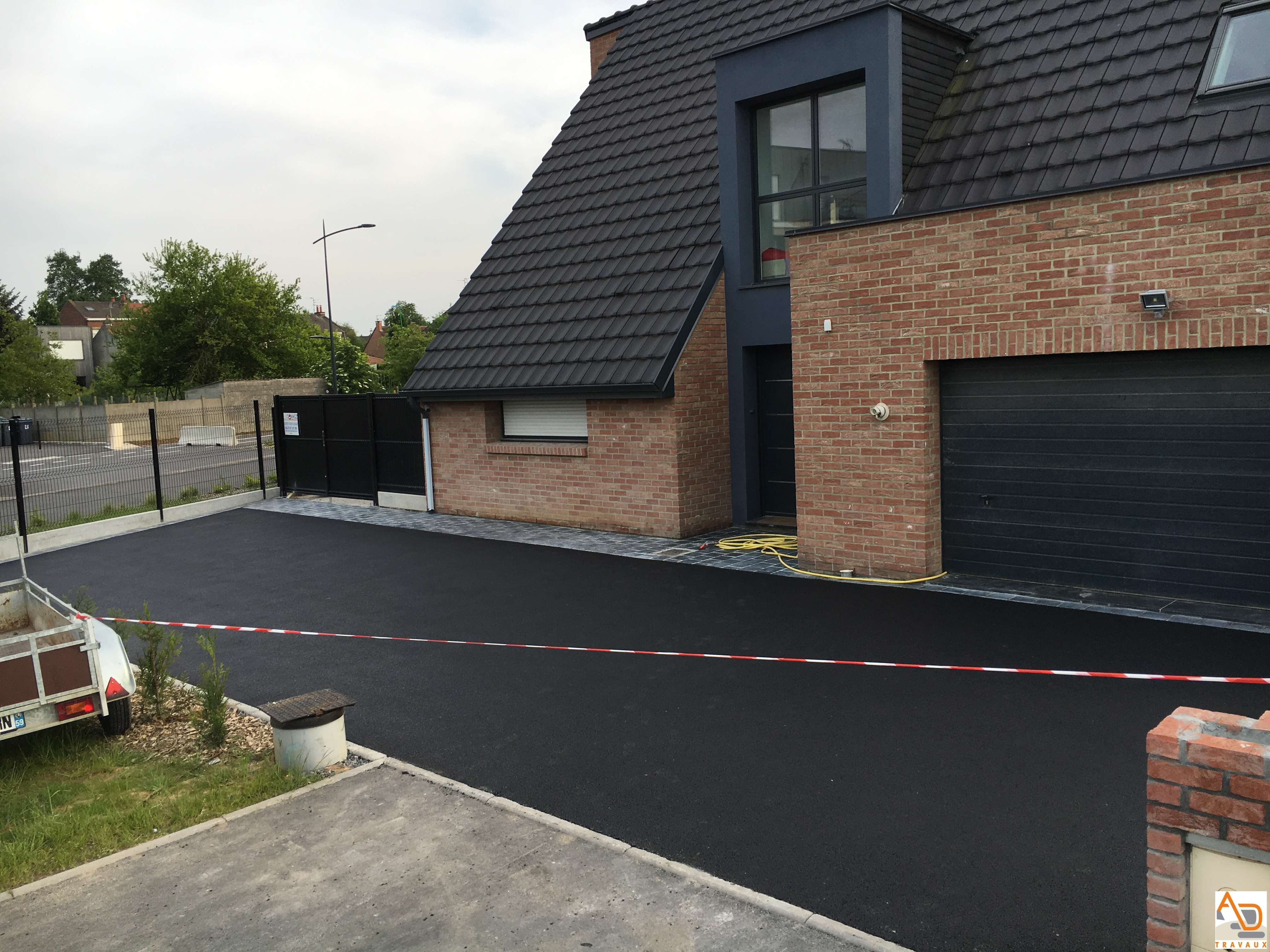 Pose d’enrobés / macadam / bitume à Lesquin (Nord)