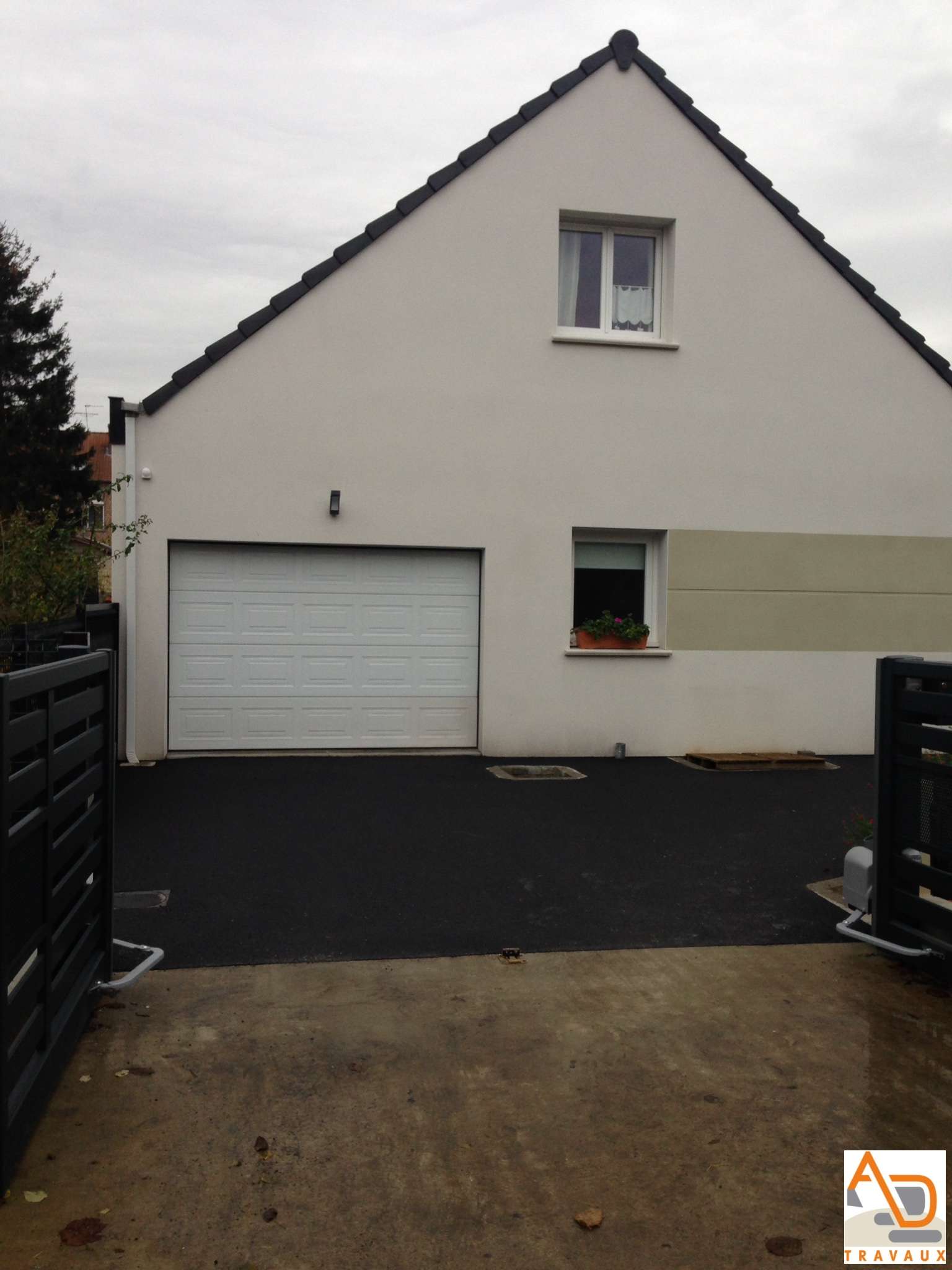 Pose d’enrobés / macadam / bitume à Angres (Pas-de-Calais)