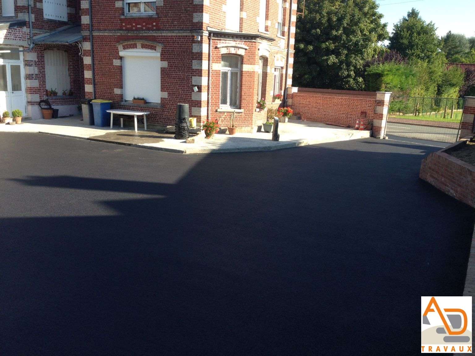 Pose d’enrobés / macadam / bitume à Duisans (Pas-de-Calais)