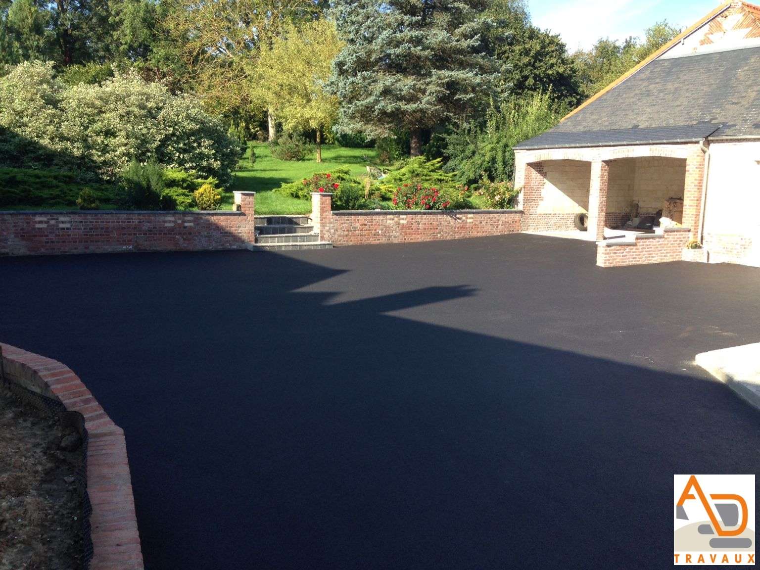 Pose d’enrobés / macadam / bitume à Duisans (Pas-de-Calais)