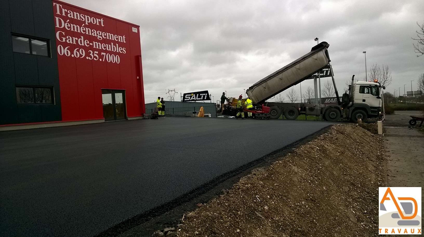 Pose d’enrobés / macadam / bitume à Lens (Pas-de-Calais)