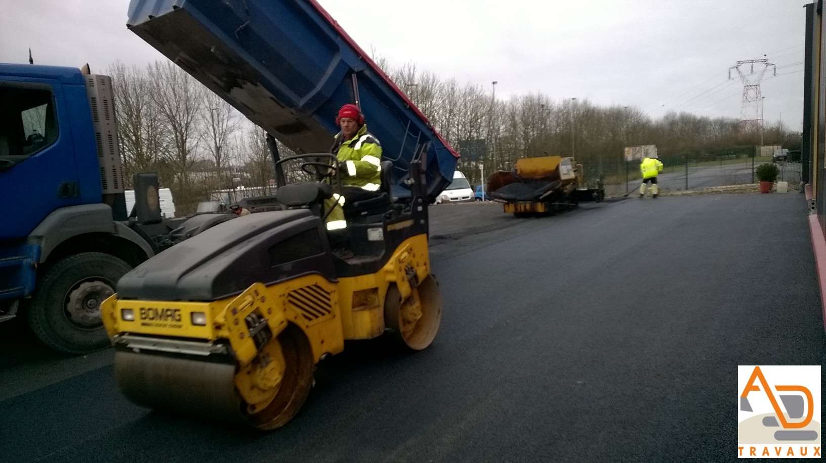 Pose d’enrobés / macadam / bitume à Lens (Pas-de-Calais)