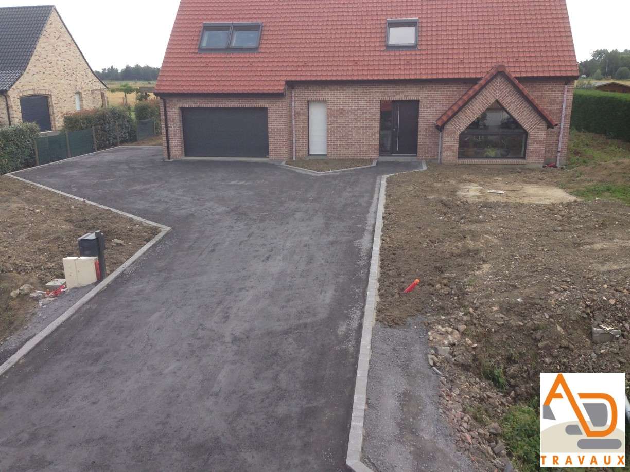 Pose d’enrobés / macadam / bitume à Locon (Pas-de-Calais)