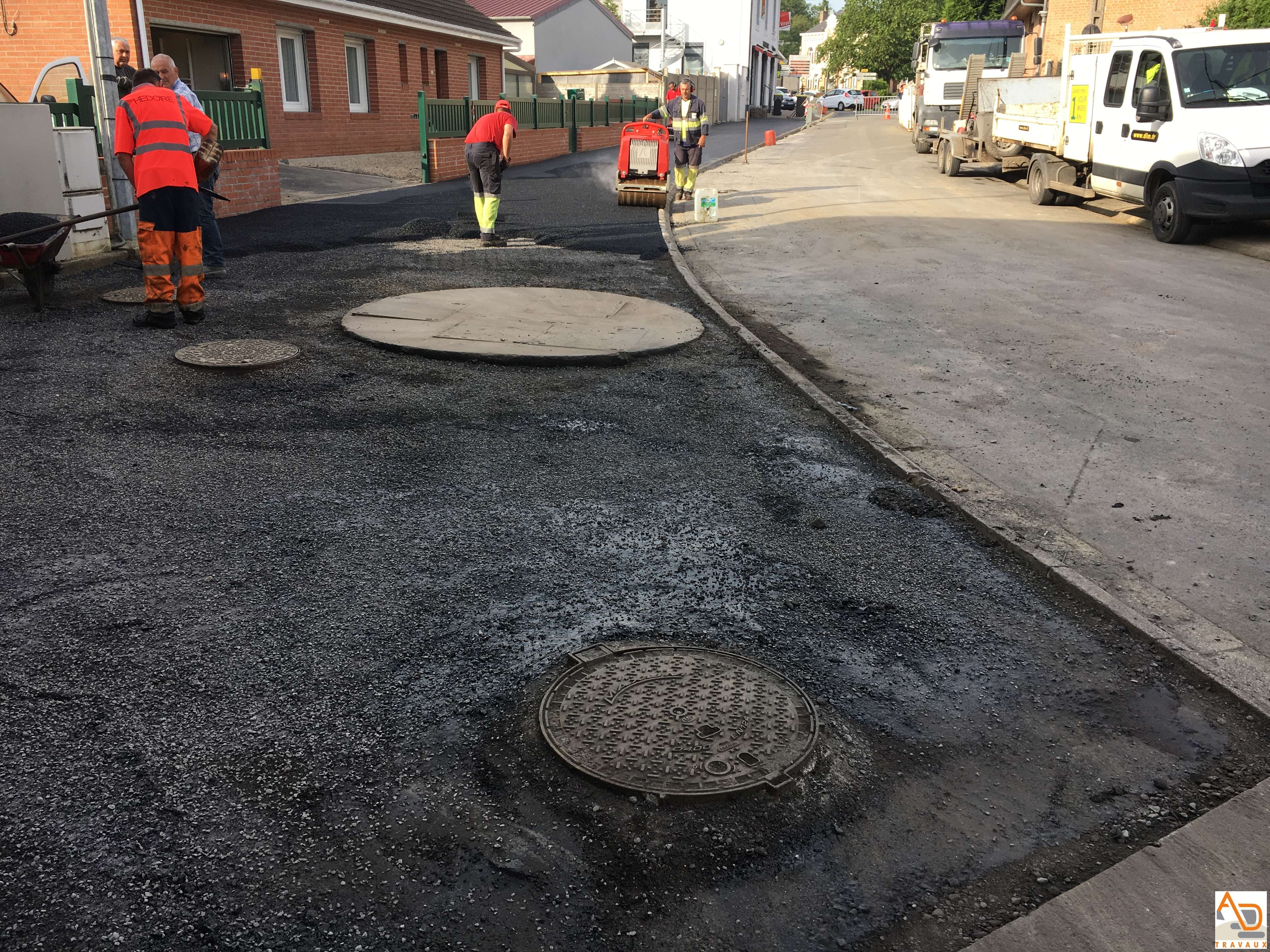 Pose d’enrobés / macadam / bitume à Souchez (Pas-de-Calais)