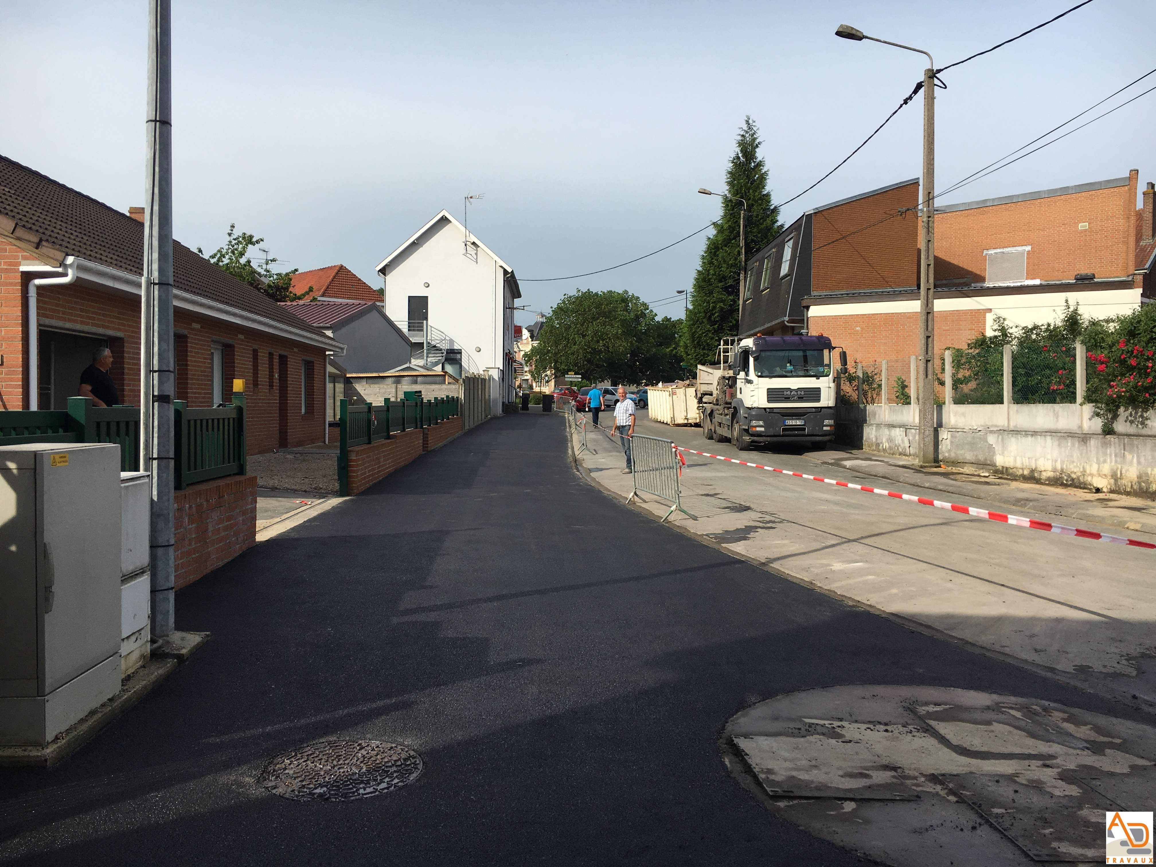 Pose d’enrobés / macadam / bitume à Souchez (Pas-de-Calais)